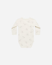 將圖片載入圖庫檢視器 Quincy Mae - 長袖連身衣 Side Snap Bodysuit (Swans)