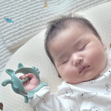 將圖片載入圖庫檢視器 mama’s tem 翹尾小虎固齒器 Monster Tiger Teether (Sage Green)