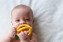 將圖片載入圖庫檢視器 Itzy Ritzy - 檸檬固齒球 Teether Ball (Lemon Drop)