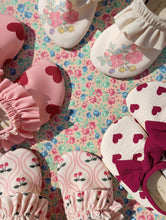 將圖片載入圖庫檢視器 Konges Sløjd - 防滑泳鞋 Merle Frill Swim Shoes (Cherry Pink Motif)