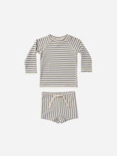 將圖片載入圖庫檢視器 Quincy Mae - 長袖泳衣 + 短褲 Finn Rashguard + Short Set (Lagoon Stripe)