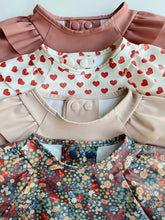 將圖片載入圖庫檢視器 Konges Sløjd - 長袖圍兜 2-Pack Dinner Bib Frill with Sleeves (Coeur Rouge)