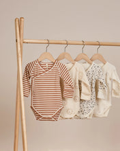Load image into Gallery viewer, Quincy Mae - 長袖連身衣 Side Snap Bodysuit (Cinnamon Stripe)
