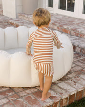 將圖片載入圖庫檢視器 Quincy Mae - 長袖泳衣 + 短褲 Finn Rashguard + Short Set (Clay Stripe)