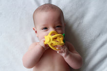 將圖片載入圖庫檢視器 Itzy Ritzy - 檸檬固齒球 Teether Ball (Lemon Drop)