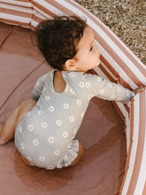 將圖片載入圖庫檢視器 Quincy Mae - 長袖泳衣 One Piece Girls Rashguard (Petunia)