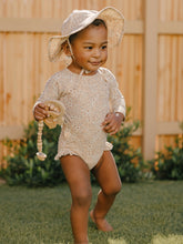 將圖片載入圖庫檢視器 Quincy Mae - 長袖泳衣 One Piece Girls Rashguard (Apricot Floral)