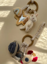 將圖片載入圖庫檢視器 Konges Sløjd - 新生兒玩具 Activity Ring Unicorn