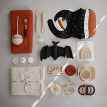 將圖片載入圖庫檢視器 Mushie - Silicone Baby Bib 矽膠圍兜 Numbers Black