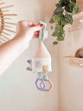 將圖片載入圖庫檢視器 Itzy Ritzy - 迷你屋子搖鈴玩具 Attachable Travel Toy (Cottage)