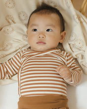 Load image into Gallery viewer, Quincy Mae - 長袖連身衣 Side Snap Bodysuit (Cinnamon Stripe)
