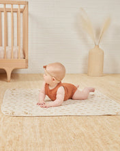 Load image into Gallery viewer, Quincy Mae - 有機綿被 Baby Blanket (Honey Flower)

