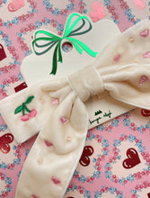 Load image into Gallery viewer, Konges Sløjd - 髮夾 Velvet Bow Pearly Hair Clip (Pearled Ivory)

