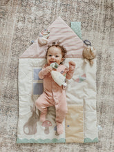 Load image into Gallery viewer, Itzy Ritzy - 粉紅屋子遊戲墊 Tummy Time Play Mat (Pink Cottage)
