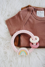Load image into Gallery viewer, Itzy Ritzy - 矽膠固齒環 Silicone Teething Ring (Rainbow)
