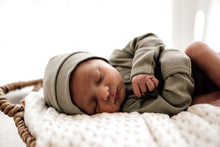 Load image into Gallery viewer, Snuggle Hunny Kids - 新生兒帽子 Dewkist Ribbed Knotted Beanie
