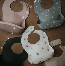 Load image into Gallery viewer, Mushie -  Silicone Baby Bib 矽膠圍兜 Light Shell
