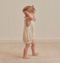 Load image into Gallery viewer, Quincy Mae - 吊帶泡泡褲 Smocked Woven Romper (Daisy)
