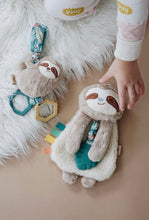Load image into Gallery viewer, Itzy Ritzy - 迷你樹獺搖鈴玩具 Attachable Travel Toy (Sloth)
